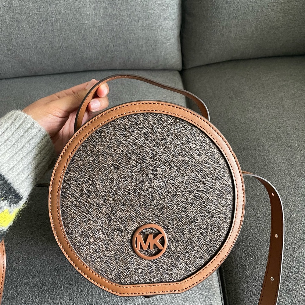 Circular Michael Kors Monogram Canteen Bag